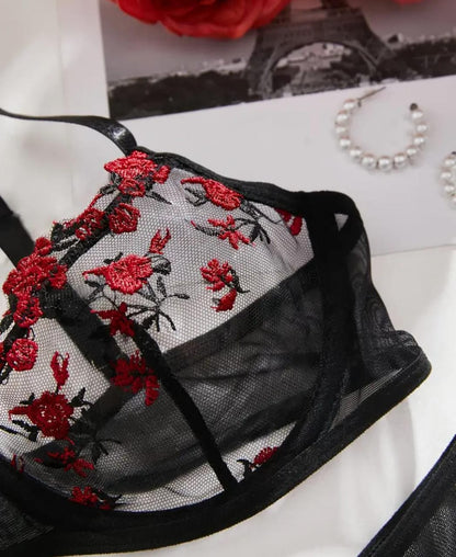 Rosa Encantada – Set de Lencería Bordada